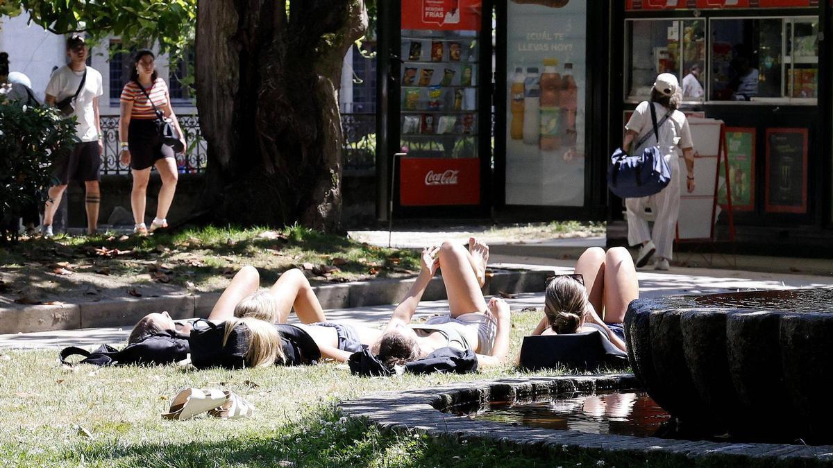 Peregrinos descansan en la Alameda ante el episodio de calor extremo, hace dos semanas