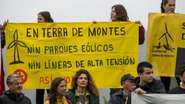 Asistentes a la caminata reivindicativa en Sabucedo este sábado.
