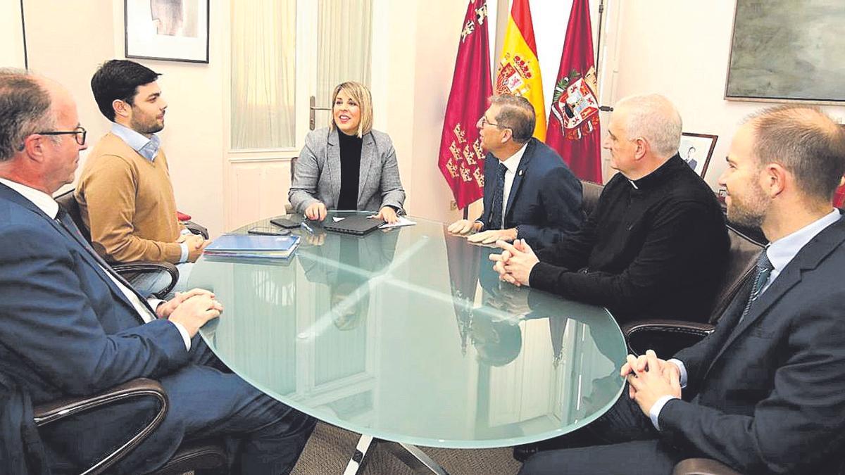 Arroyo se reunió con la Junta Directiva de la Cofradía Marraja.