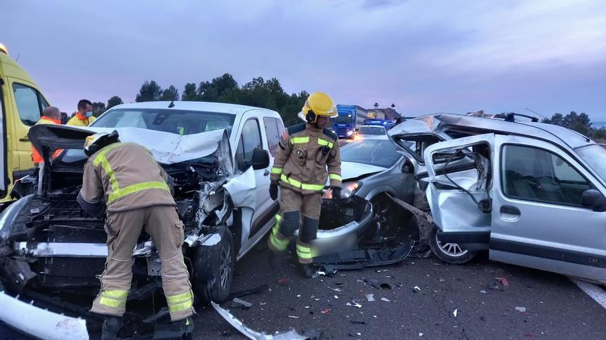 Un camió perd una peça enmig de la via i provoca un accident múltiple a la C-25, a Santa Maria d&#039;Oló