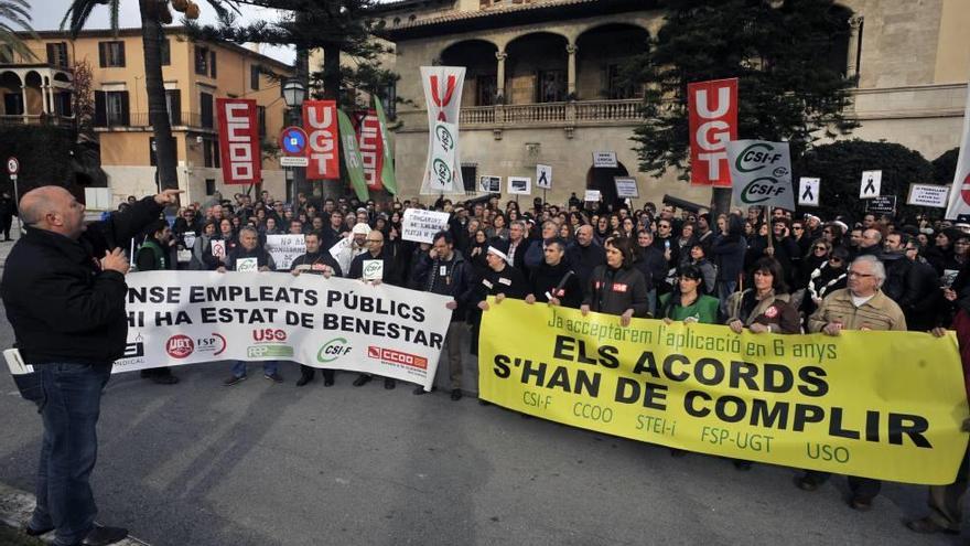 Manifestación de funcionarios frente al Consolat de la Mar.