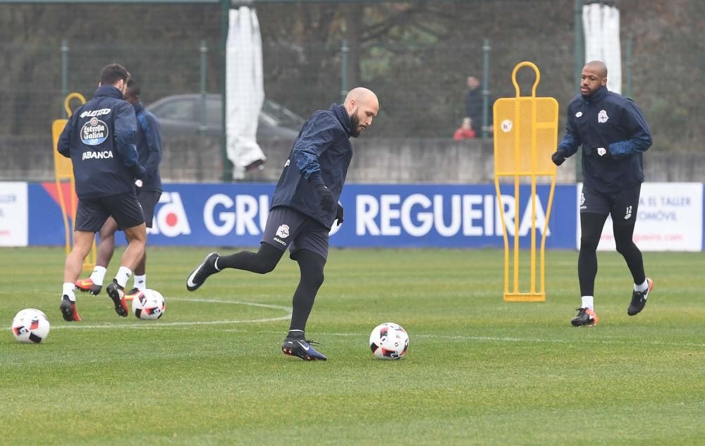 El Deportivo comienza el año con una sesión de entrenamiento para preparar la visita del Alavés a Riazor en la ida de los octavos de final de la Copa.