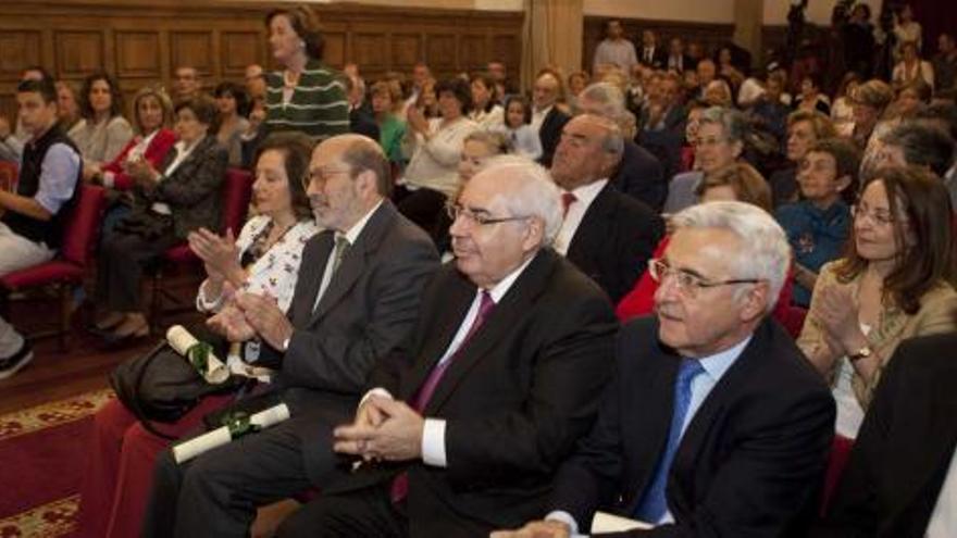 Parte de los galardonados con las insignias de la Universidad de Oviedo, ayer, en el Paraninfo del edificio histórico.