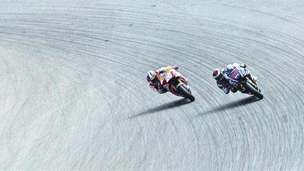 Dani Pedrosa y Jorge Lorenzo, luchando codo con codo en un momento de la carrera de Brno, que cerró el récord de Márquez.