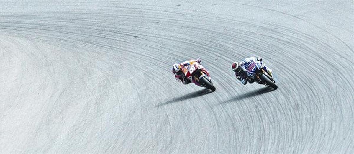 Dani Pedrosa i Jorge Lorenzo, lluitant colze a colze en un moment de la carrera de Brno, que va tancar el rècord de Márquez..