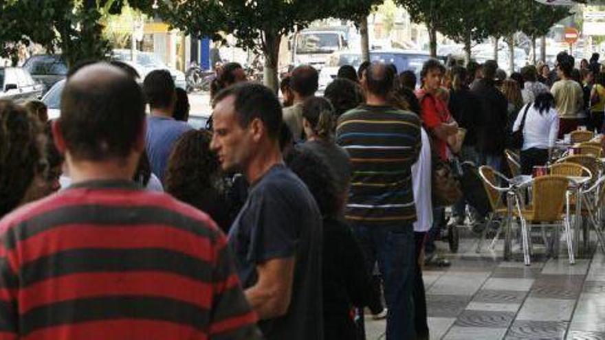 Cola ante el SOIB en octubre de 2008. La crisis ya desbordaba las previsiones.