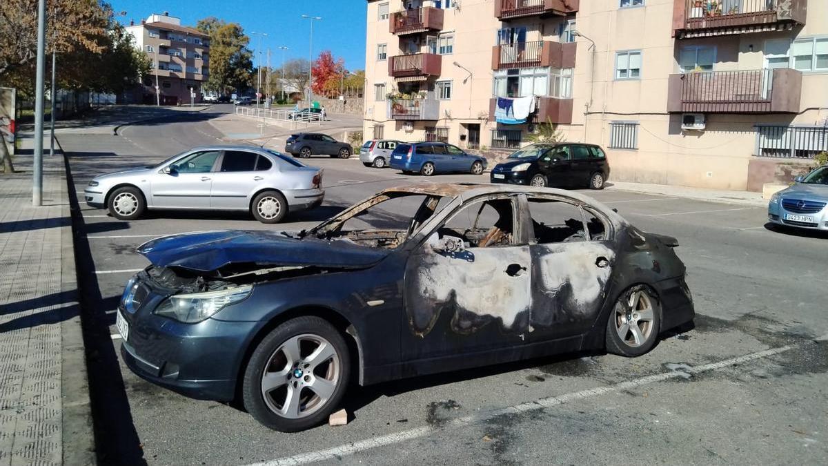 Un coche de alta gama recién comprado, calcinado de madrugada en Plasencia.