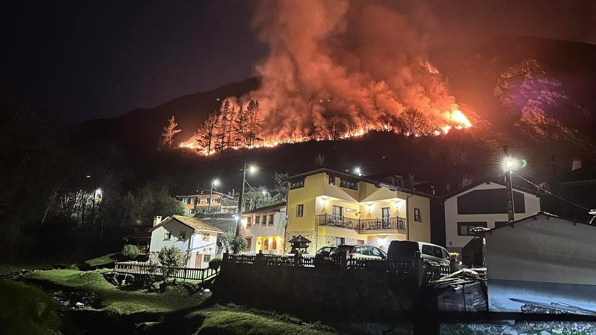 Las llamas cercando de noche el pueblo de Aballe (Parres).