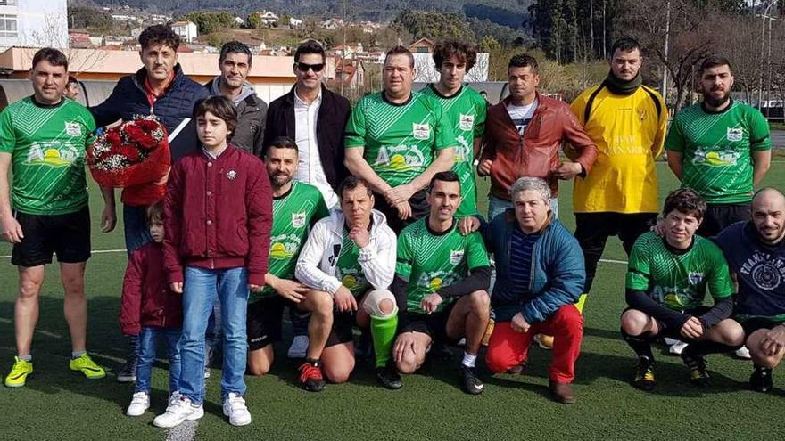 El hijo y nietos de Ares Santomé y jugadores del Rápido Jalleira en el homenaje al exárbitro. // G. Núñez