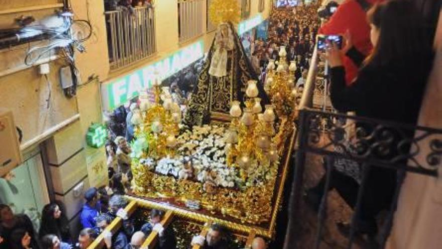 La Virgen de los Dolores pasando por la calle El Salvador.