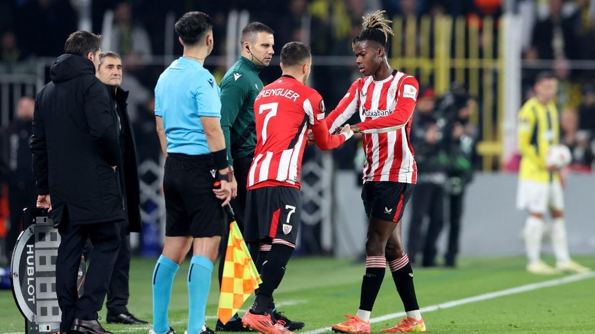 Nico Williams se retiró e ingresó Alex Berenguer