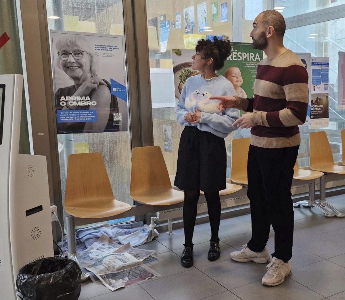 Erea Rey y Xerardo Díaz, junto a periódicos en el suelo por la humedad. | FIRMA