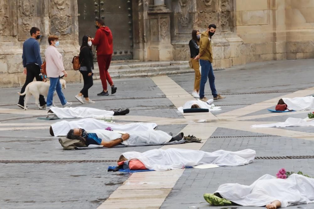 Las 'victimas' de la crisis climática, exhibidas en Murcia