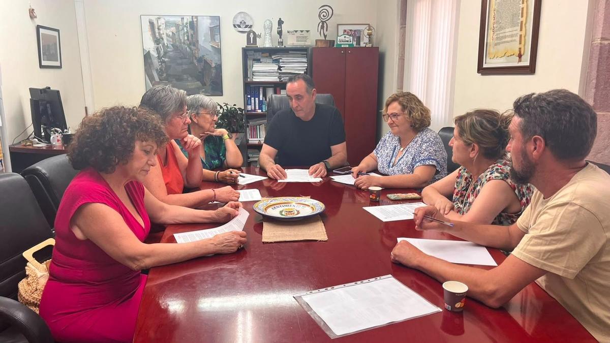 El alcalde, Abel Ibañez (en el centro) reunido con la junta de la comunidad de propietarios de la Foya de Vilafamés.