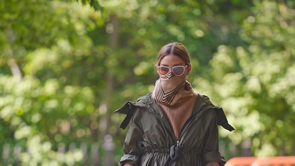 Olivia Palermo con chaqueta a modo de vestido