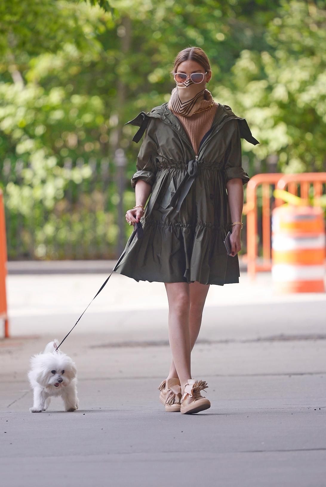 Olivia Palermo con chaqueta a modo de vestido