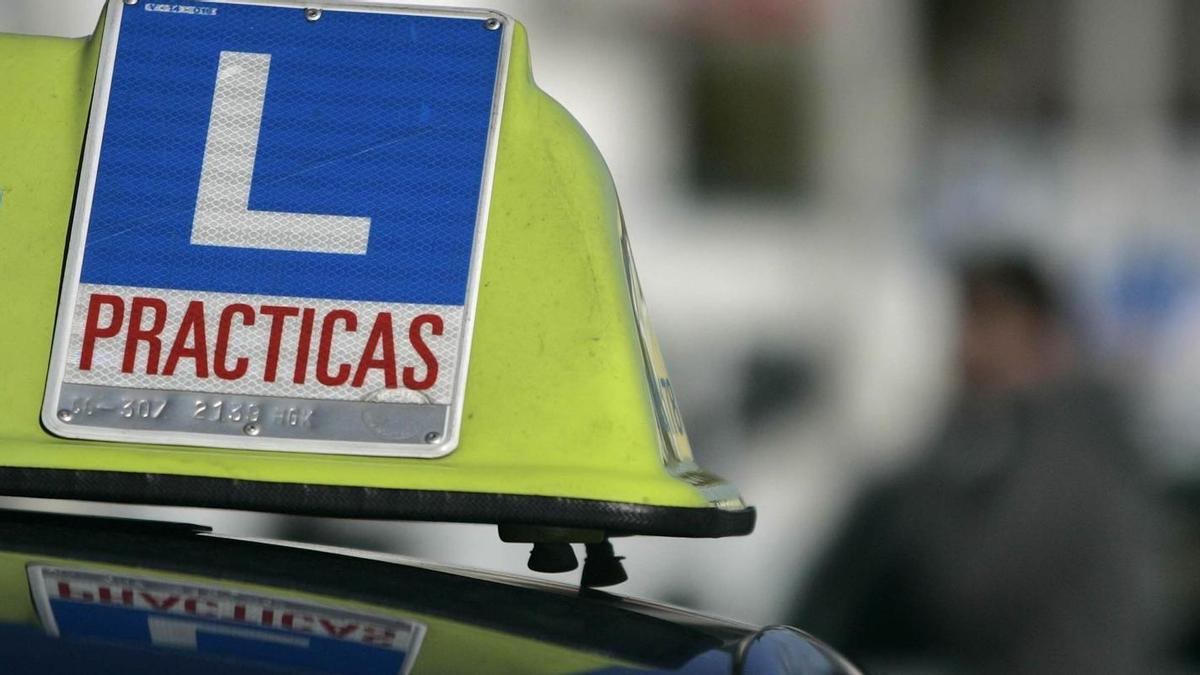 Cartel de prácticas en el coche de una autoescuela.