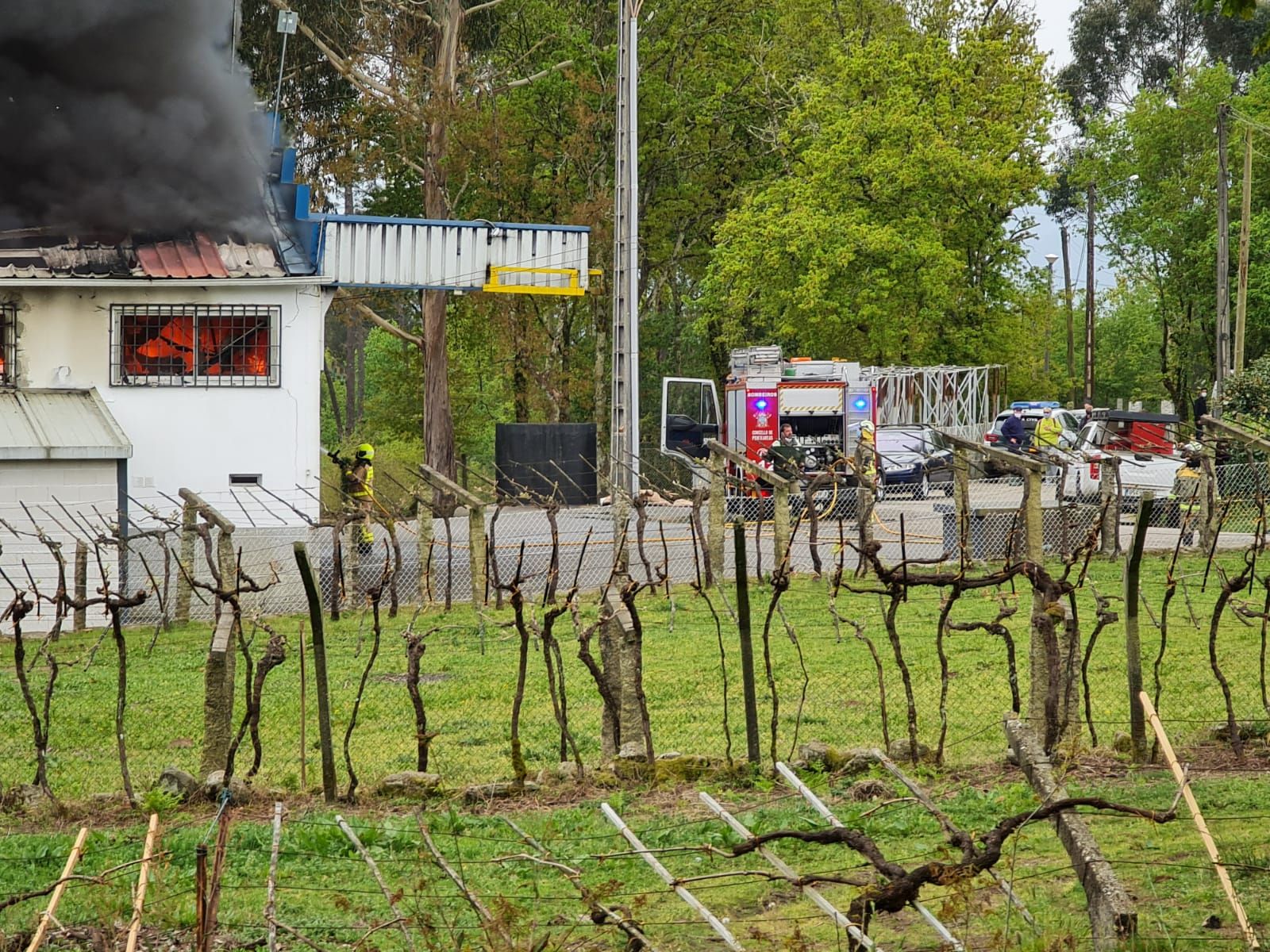 Los bomberos acuden a Ponteareas para sofocar un incendio en una nave de bacalao