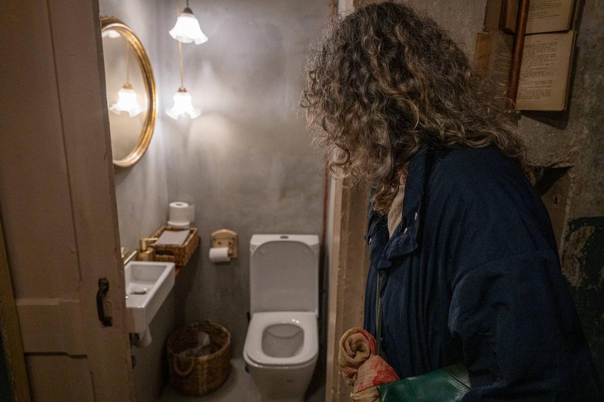 Barcelona 10/12/2025 Barcelona. La antigua propietaria de la librería, Cristina Riera, y su sucesor al frente del negocio, Rafa Serra. Reapertura librería Sant Jordi. AUTOR: MANU MITRU