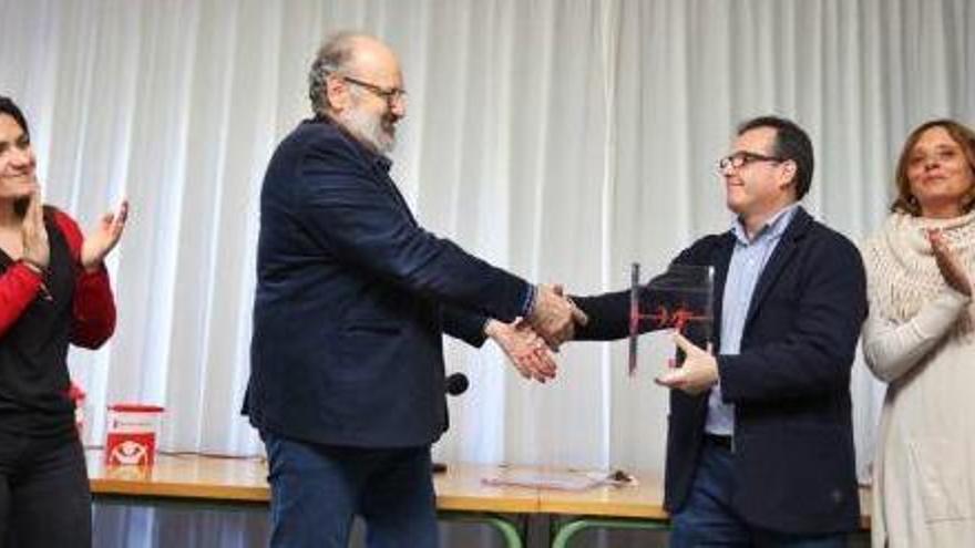 Ernesto Olariaga, director de IES Sa Colomina, recibe el galardón de Save The Children .