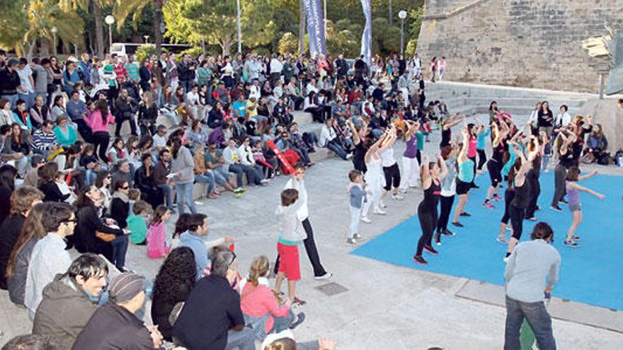 Más de dos mil personas apoyan la fiesta musical en el Parc de la Mar