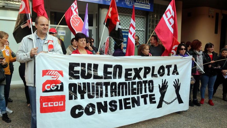 Part de la plantilla i el comitè d&#039;empresa d&#039;Eulen han fet un esmorzar reivindicatiu i s&#039;han concentrat davant la seu de l&#039;empresa