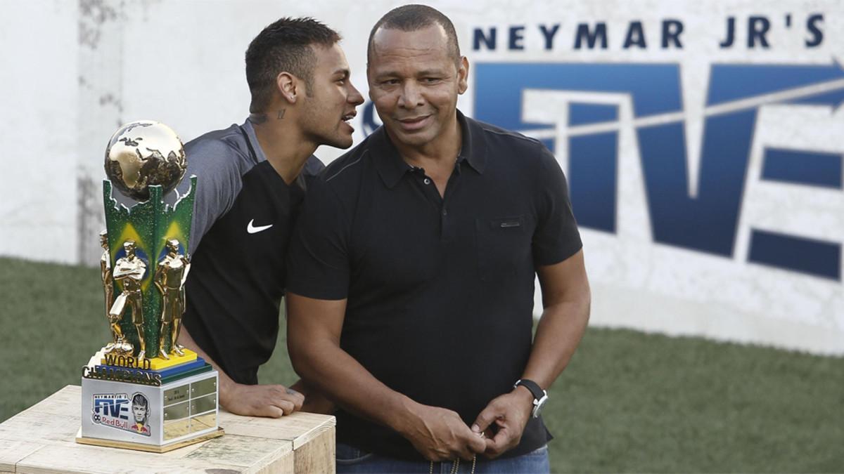 Neymar Junior y Neymar Da Silva durante un acto publicitario del Instituto del jugador