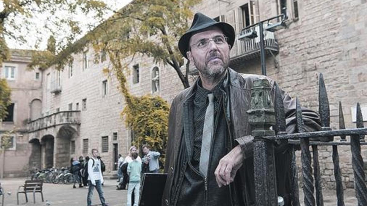 Juli Capella, frente al edificio de la Escola Massana, cuyos profesores de diseño le sugirieron reorientar su carrera.