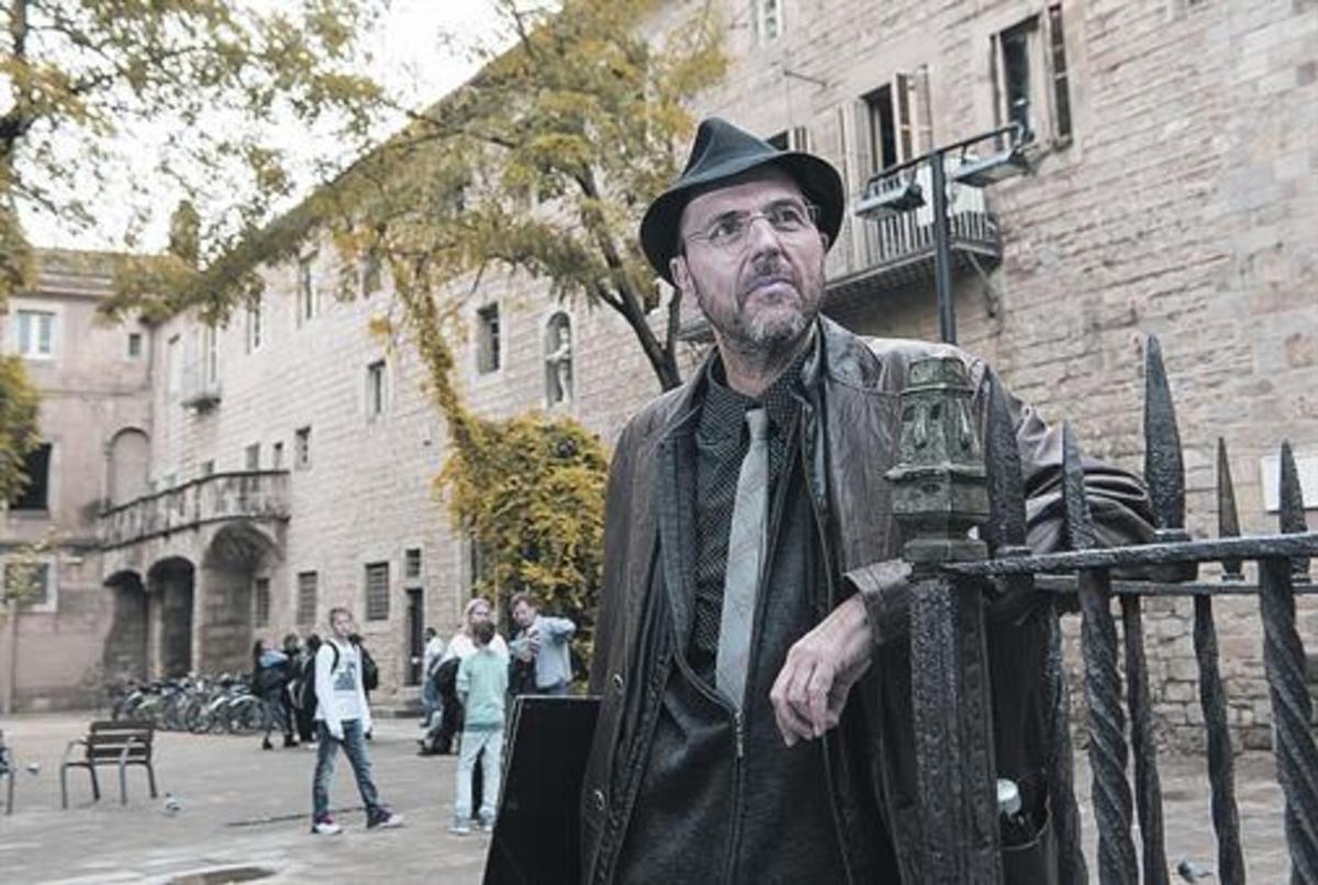 Juli Capella, davant l’Escola Massana, els professors de disseny de la qual li van suggerir que reorientés la seva carrera. Juli Capella, davant l’Escola Massana, els professors de disseny de la qual li van suggerir que reorientés la seva carrera.