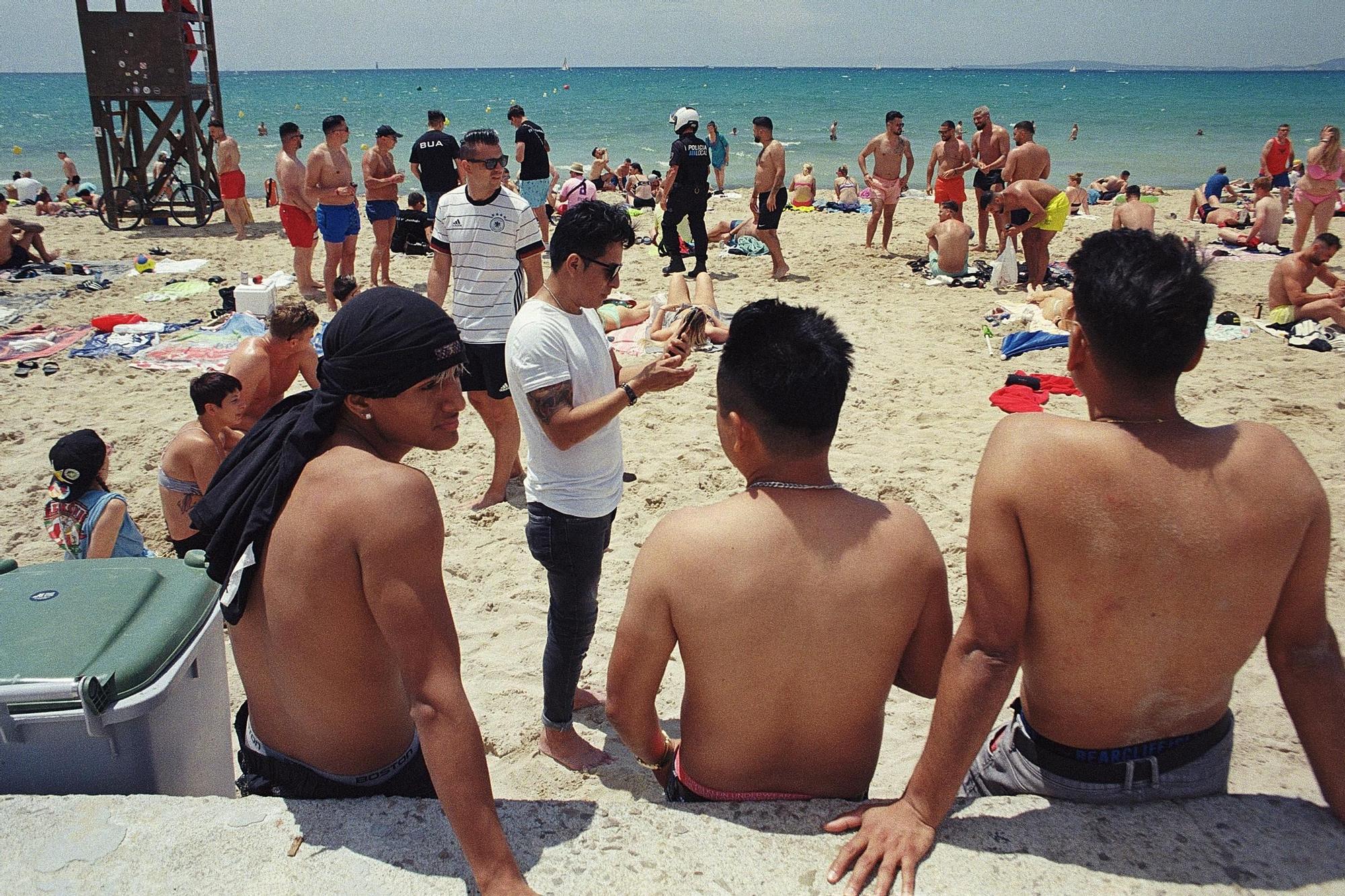 "Weine nicht, wenn der Pegel fällt": Bilder eines deutschen Straßenfotografen von der Playa de Palma auf Mallorca