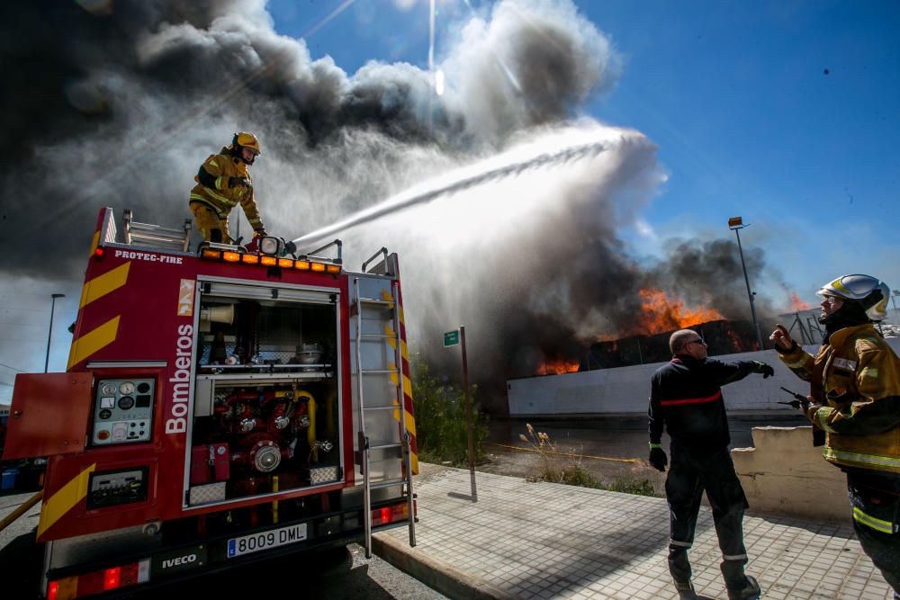 Incendio en el polígono de Carrrús en Elche