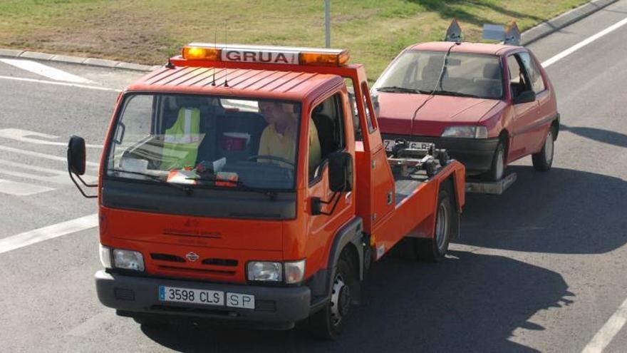 Cuatro empresas compiten por el servicio municipal de grúa