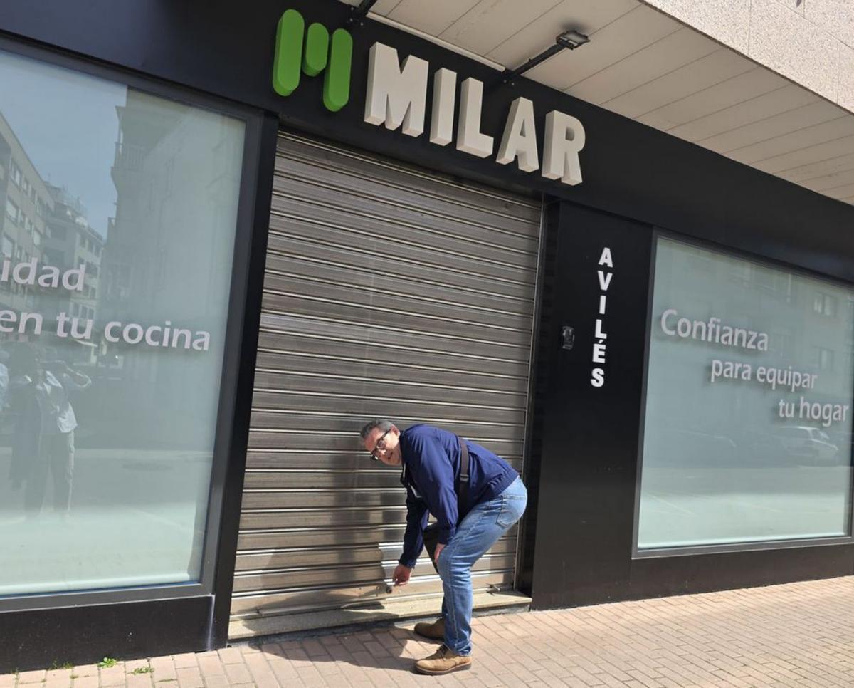 Un comerciante
cerrando la persinana
de su negocio.
| Gonzalo Núñez