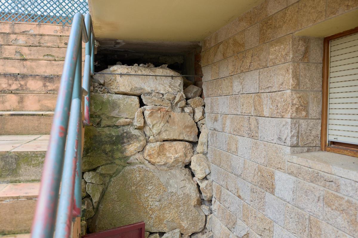 Les fotos dels desperfectes en una casa per les obres de la variant d'Anglès