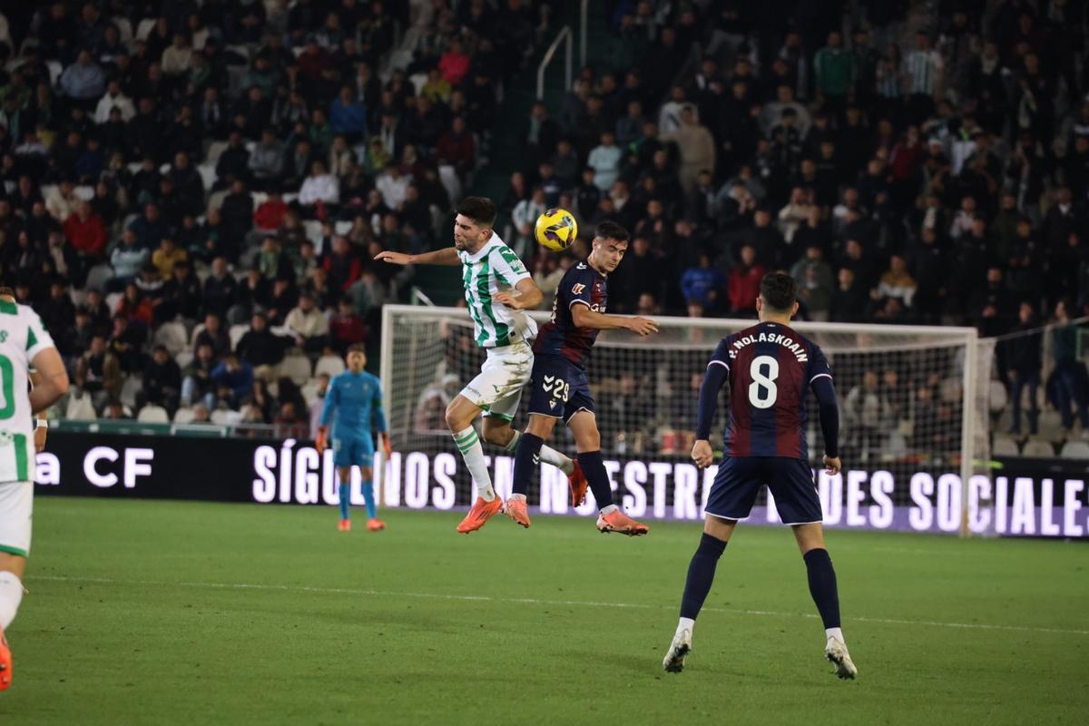Theo Zidane pelea un balón aéreo durante el encuentro entre el Córdoba CF y el Eibar.