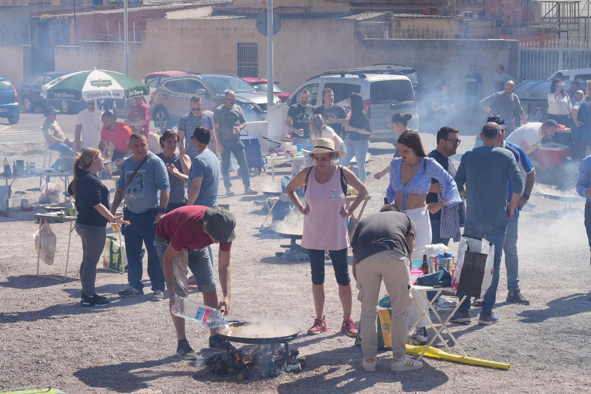 Las mejores imágenes de las multitudinarias paellas en un barrio de Vila-real