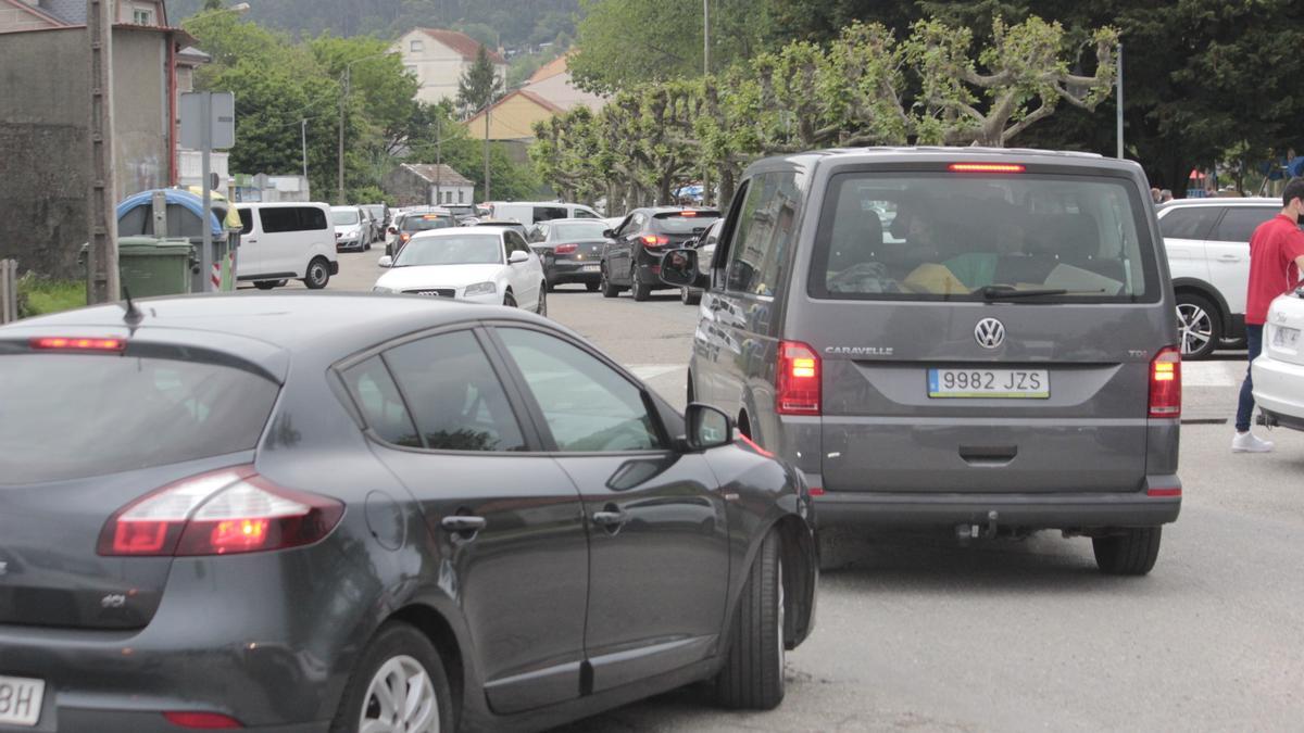 Retenciones de vehículos al salir del campeonato de España de bateles en Meira.