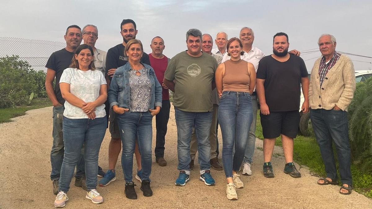 Algunos de los vecinos del barrio de Ingenio Blanco de Guía que luchan por el alcantarillado municipal.