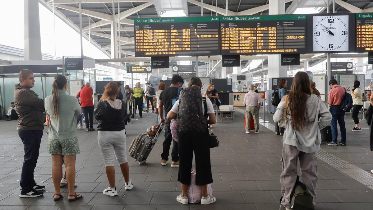Jóvenes con sus maletas en la estación Joaquín Sorolla del AVE.