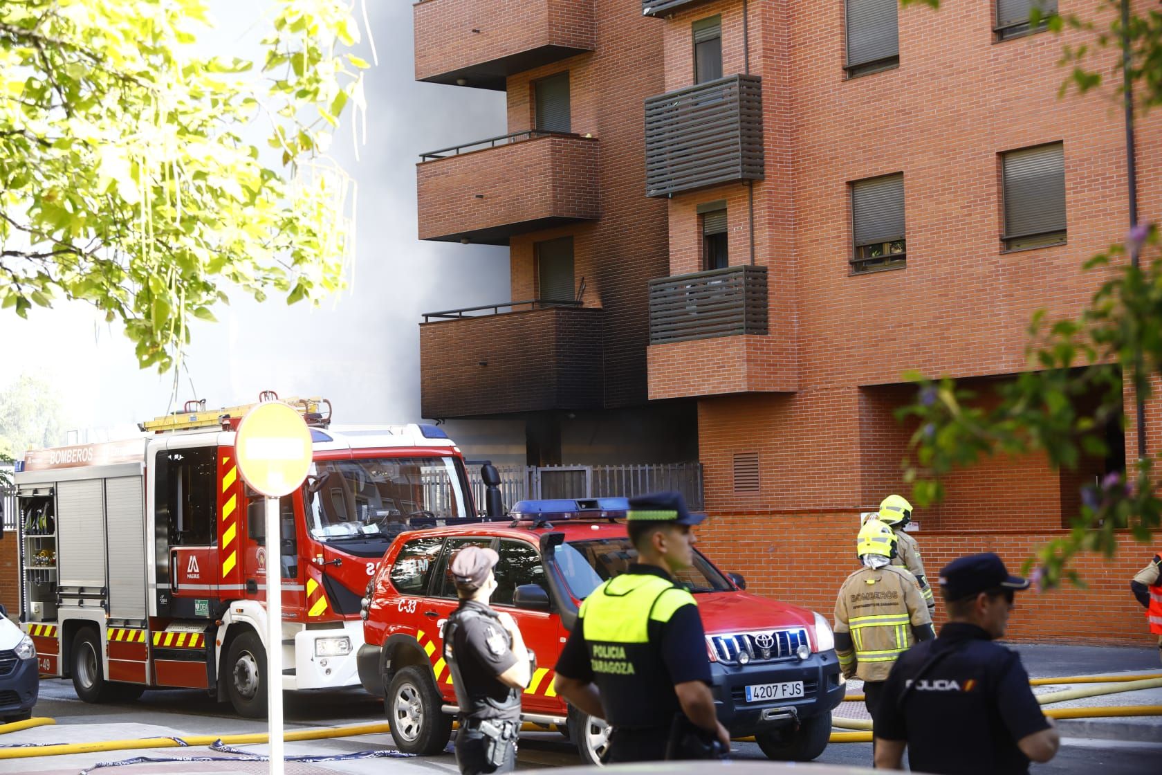 En imágenes | Incendio en el garaje de una vivienda junto al Parque Bruil de Zaragoza