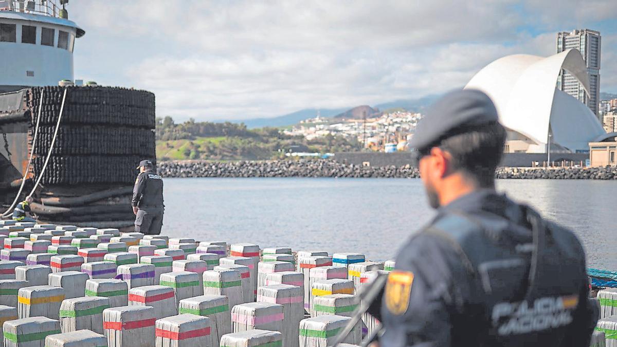 Un policía vigila los fardos de coca descargados en enero en Santa Cruz de un barco interceptado en alta mar.
