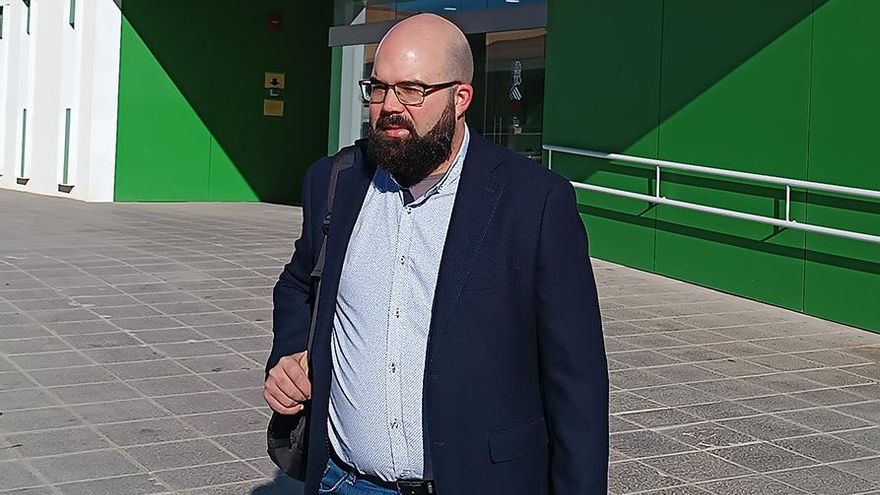 Rubén Ferrándiz frente al Centro de Salud de Pilar de la Horadada