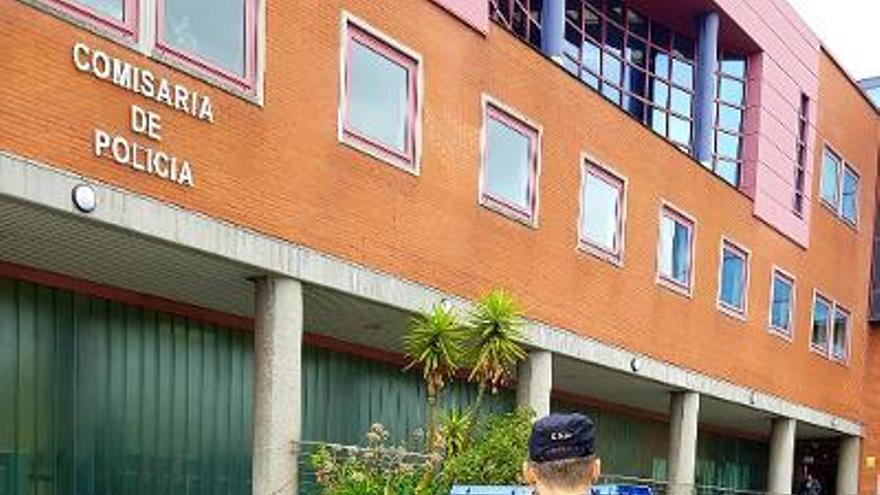 El agente que realizó el servicio, ante la Comisaría de Gijón.