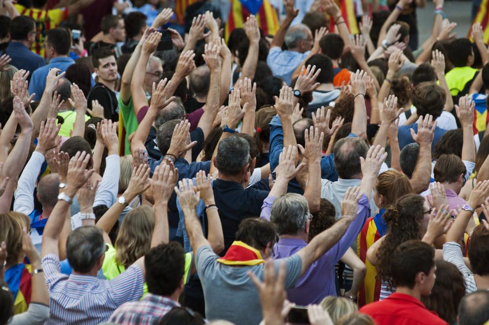 Manifestació històrica a Girona per rebutjar la violència policial l'1-O