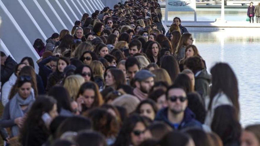 Miles de personas hacen cola en el casting de hoy.