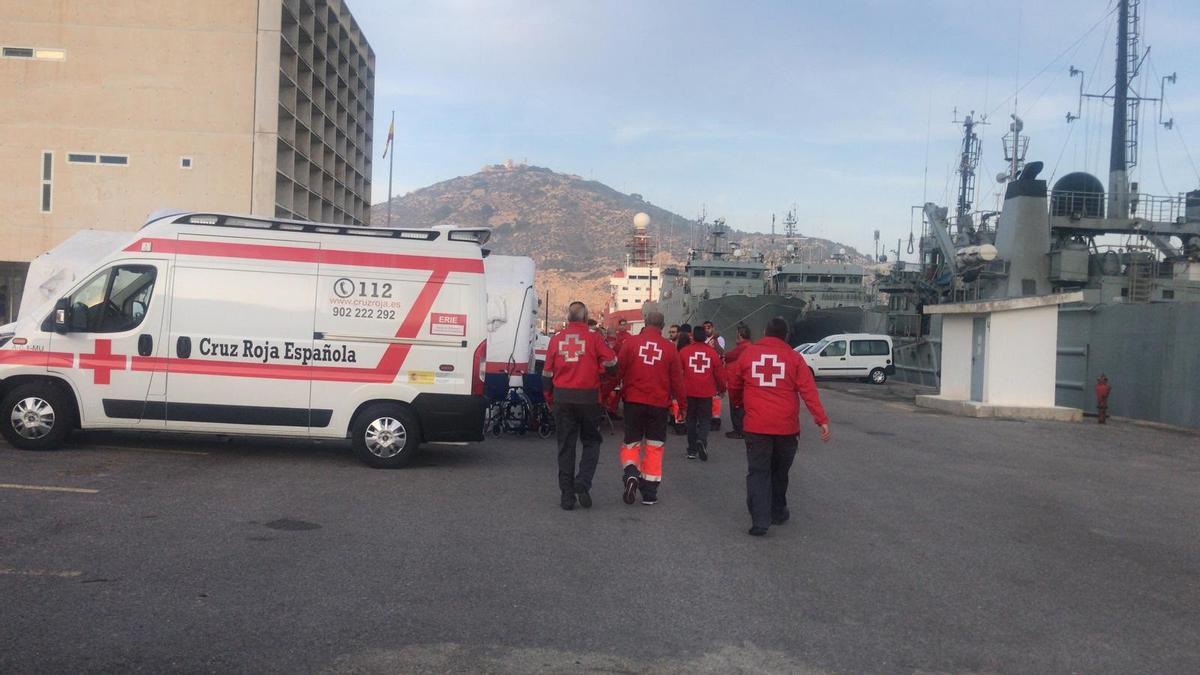 Foto de archivo de miembros de Cruz Roja ante llegada de pateras