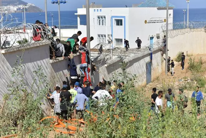Cientos de migrantes cruzan la frontera y llegan a nado a Ceuta