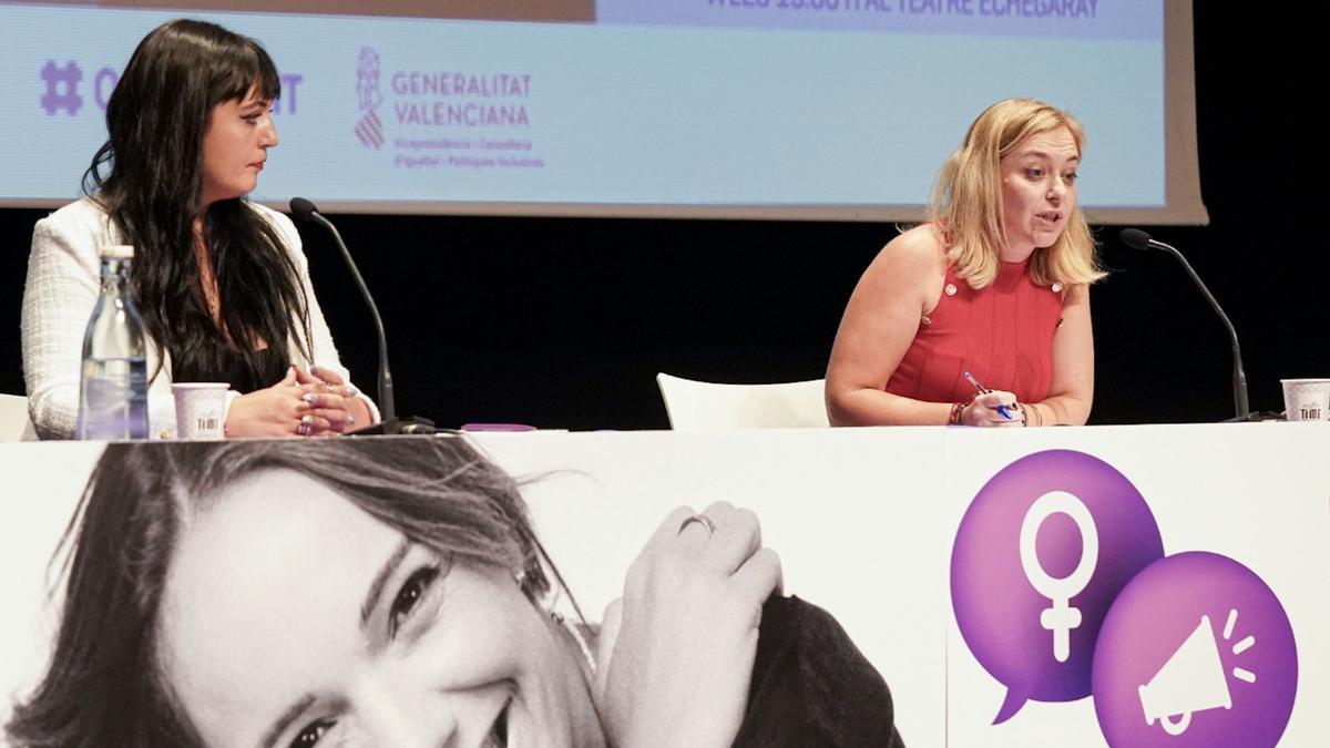 Amelia Tiganus junto a Natàlia Enguix, concejala de Igualdad, durante la ponencia.