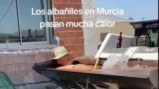 Un albañil de Murcia enseña su disparatada forma de combatir el calor: una piscina improvisada con maquinaria de construcción