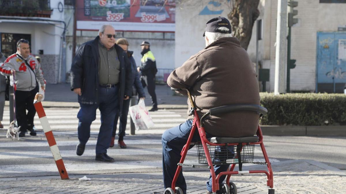 Un hombre mayor descansa sobre su andador en una imagen de archivo.